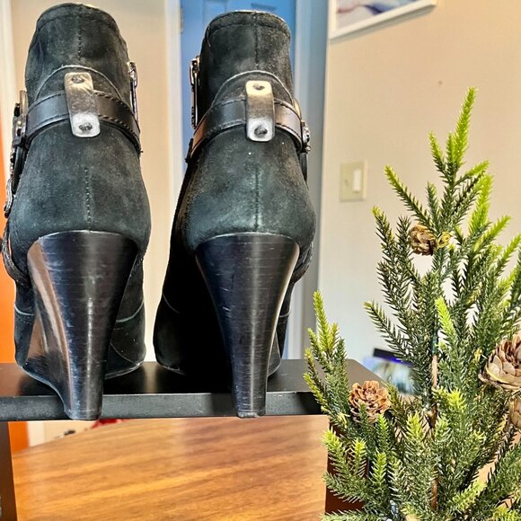 Tory Burch Aaden Black Suede Logo Wedge Heel Ankle Boot Bootie Size 8.5 - Picture 5 of 7